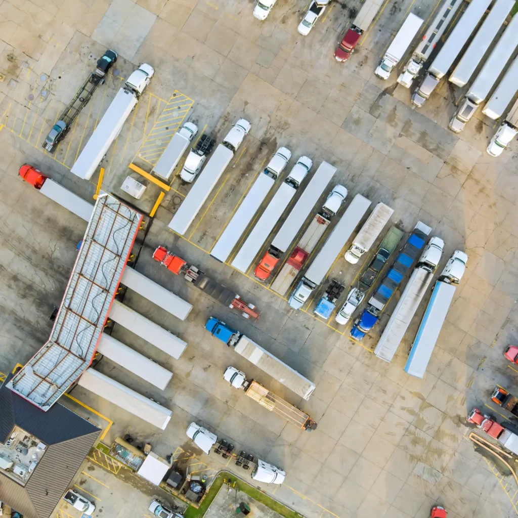 Luftaufnahme eines Logistikzentrums mit geparkten LKW und Sattelaufliegern