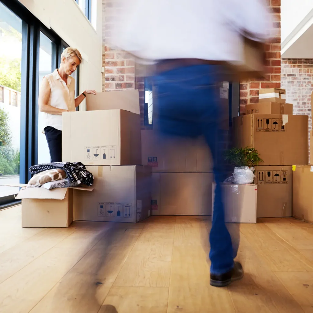 Privatumzug Hamburg - Umzugsteam beim Verladen von Kartons in neue Wohnung