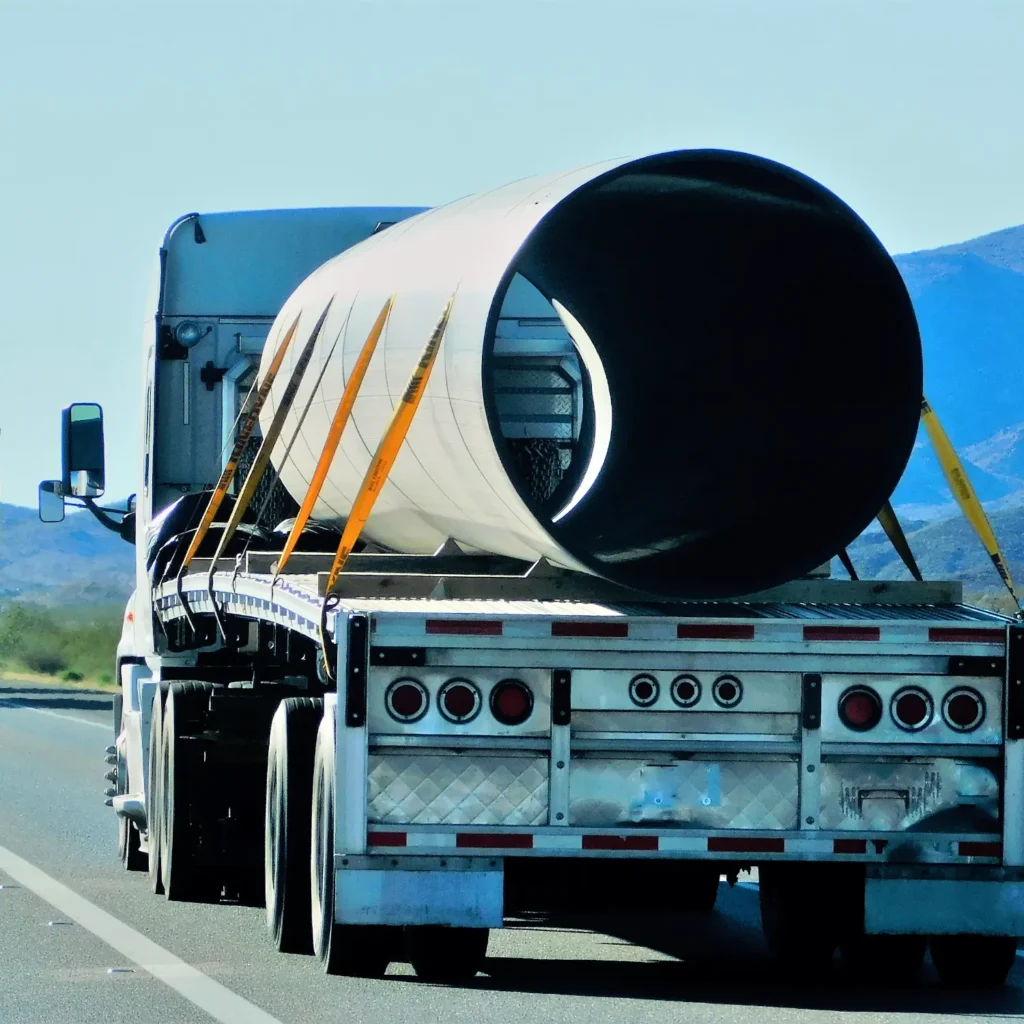 Schwertransport Hamburg - LKW transportiert große Industrierohre auf Autobahn