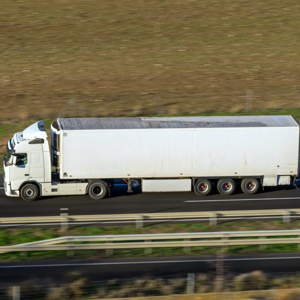 chwertransport Hamburg - Sattelauflieger mit geschlossenem Container auf Landstraße