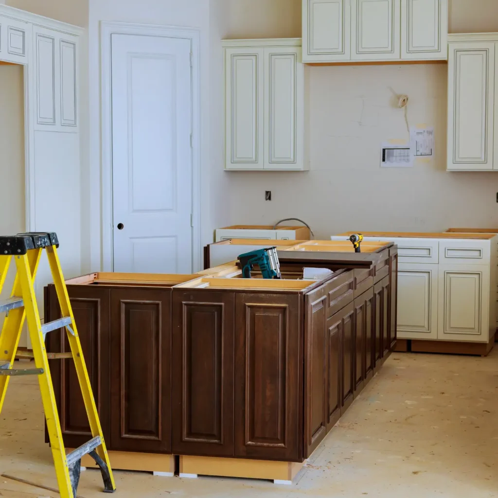 Küchenaufbau in Hamburg: Fertigstellung der Kücheninsel mit dunkelbraunen Fronten und weißen Hängeschränken