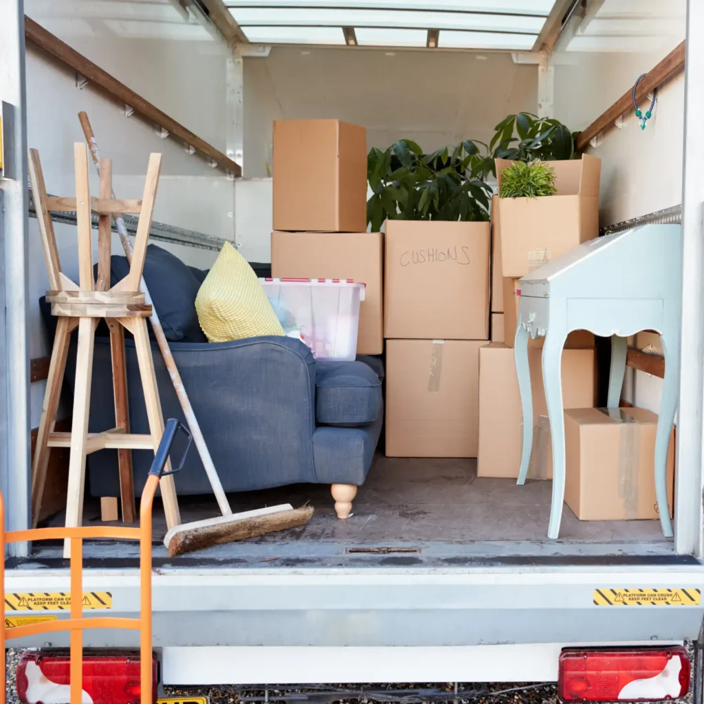 Offener Umzugswagen voll beladen mit Kisten, Sessel und Möbelstücken für ein Möbeltaxi Hamburg