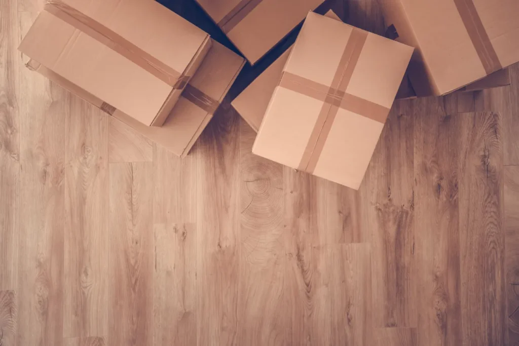 Viele Umzugskartons stehen bereit für den Seniorenumzug in Hamburg