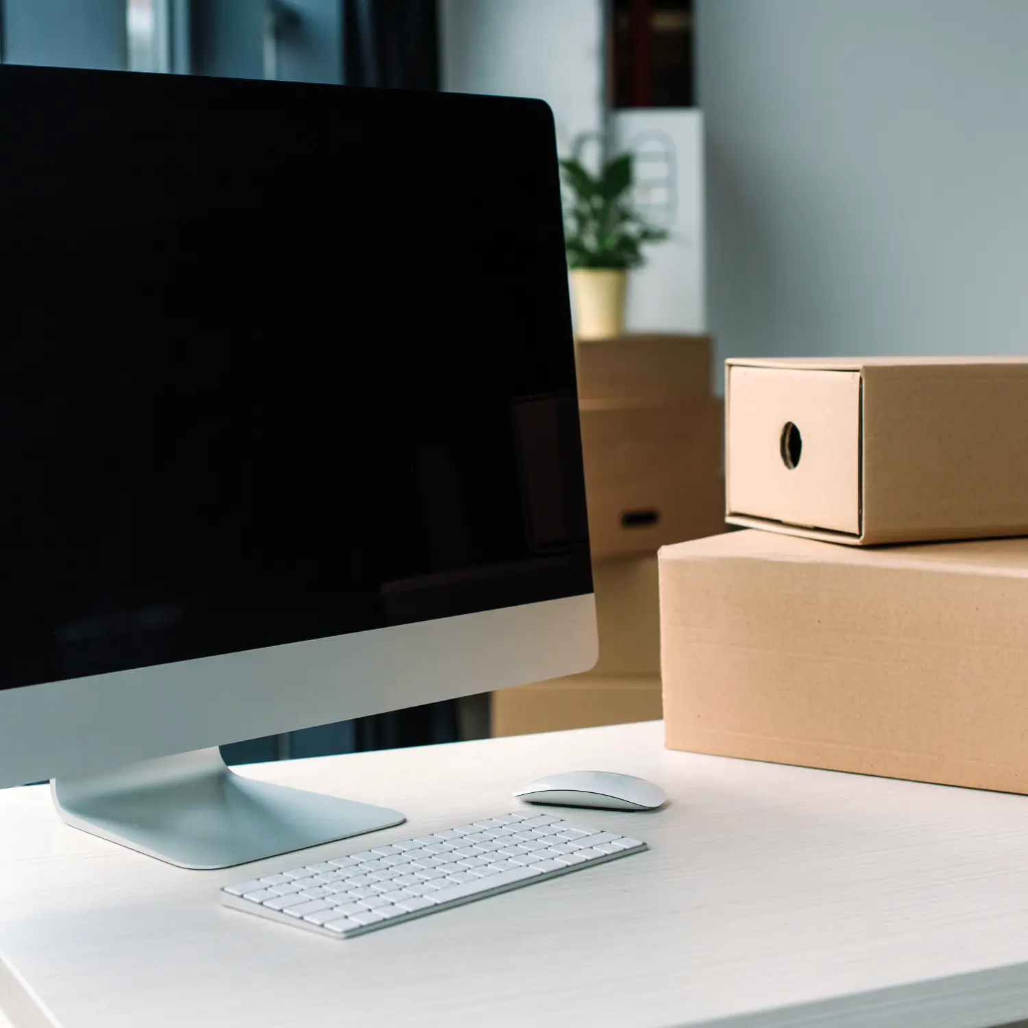 Büroumzug Hamburg – sicher verpackte IT und Monitor am Arbeitsplatz