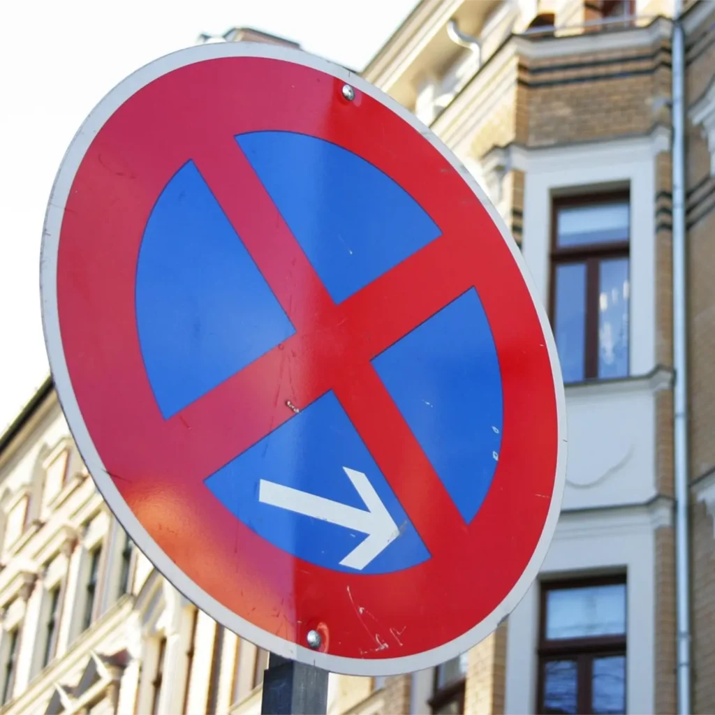 Büroumzug Hamburg – Halteverbotsschild für reservierte Ladezone vor dem Büro