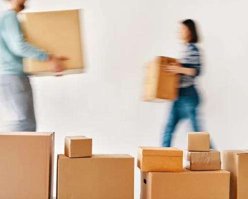 Umzugshelfer Hamburg tragen schwere Umzugskartons professionell und rückenschonend