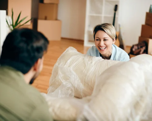 Umzugshelfer Hamburg verpacken Gegenstände sorgfältig mit Luftpolsterfolie