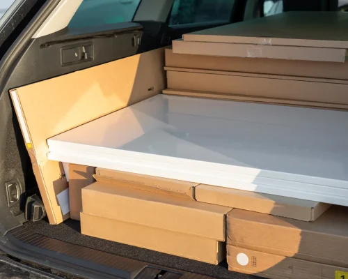 Kofferraum eines Autos gefüllt mit flach verpackten IKEA-Möbelkartons, bereit für den Transport mit einem Möbeltaxi Hamburg