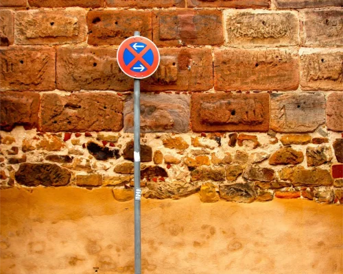halteverbotszone.hamburg.schild.vor.steinmauer