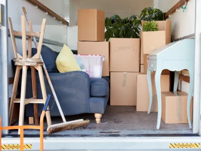 Offener Umzugswagen voll beladen mit Kisten, Sessel und Möbelstücken für ein Möbeltaxi Hamburg