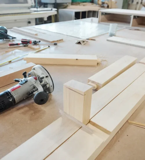 Profi-Werkzeug und Holzteile bereit für die Möbelmontage Hamburg